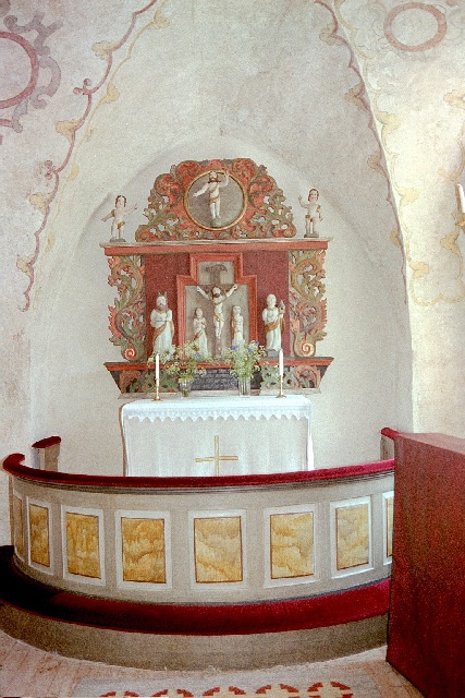 Vårkumla kyrka interiör altare, altaruppsats och altarring. Negnr 01/274:4a