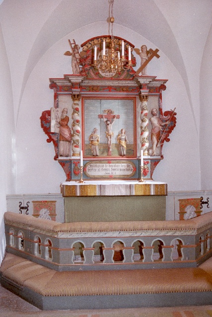 Högstena kyrka interiör altare, altaruppsats och altarring