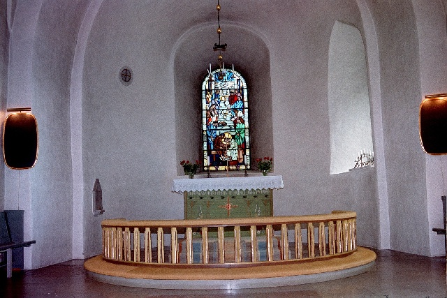 St Olofs kyrka interiör altare, altarring och altarfönster. Negnr 01/275:13a