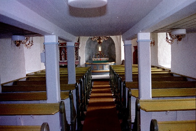 Mularps kyrka interiör under orgelläktaren mot koret