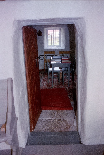Mularps kyrka interiör dörr och öppning in mot sakristia