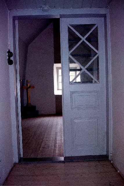 Mularps kyrka interiör dörr till läktare och utsikt mot vapenhusets andra våning
