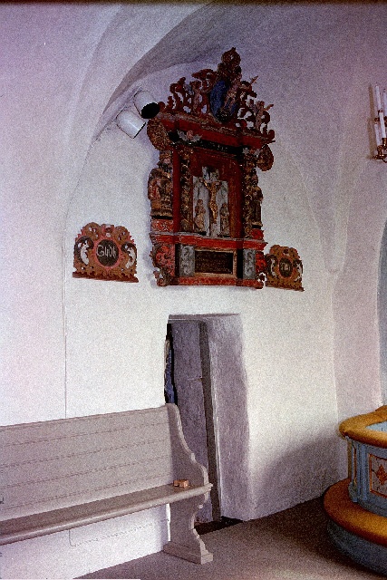 Mularps kyrka interiör äldre altare ovan ingång till sakristia
