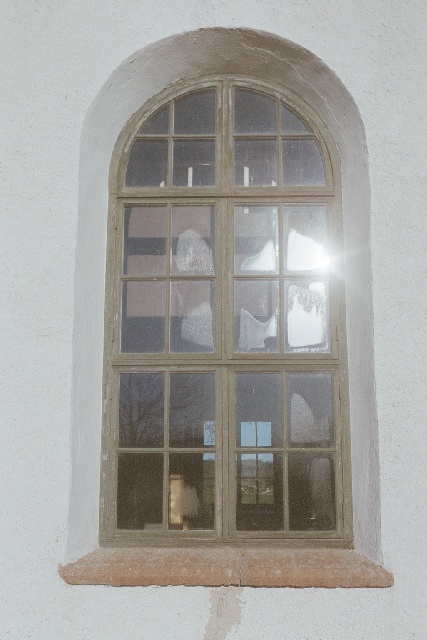 Segerstads kyrka exteriör fönster i södra väggen. Negnr 01/283:2a