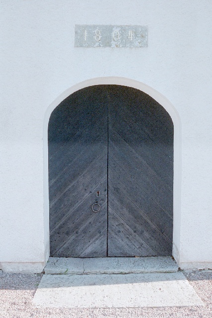 Segerstads kyrka exteriör västportal. Negnr 01/282:35a