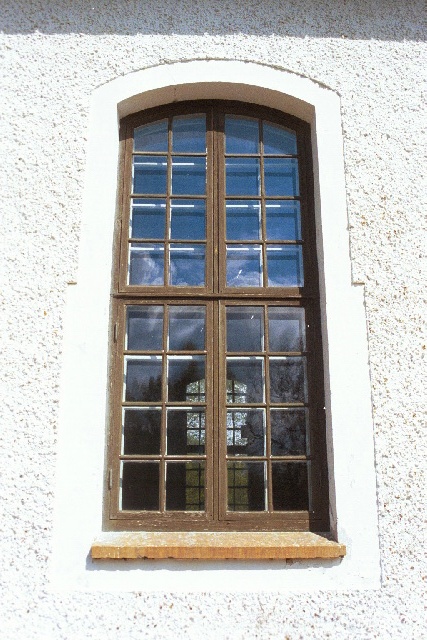 Ugglum kyrka exteriör fönster. Negnr 01/265:32