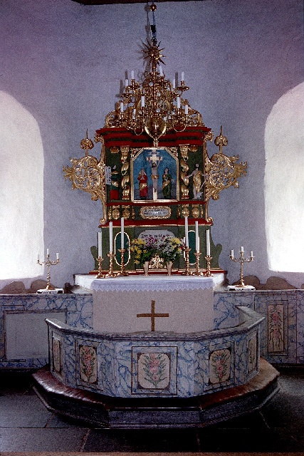 Sörby kyrka interiör altare, altarring, altaruppsats och kyrkvärdsbänkar. Negnr 01/281:18