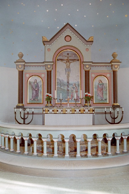 Borgunda kyrka interiör altaruppsats, altare och altarring