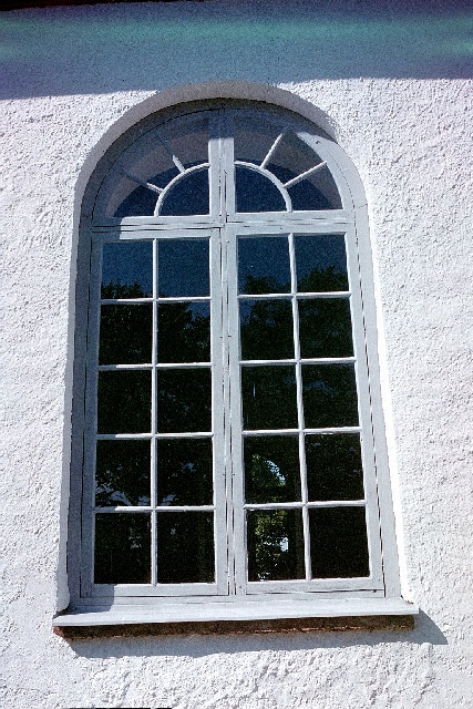 Ullene kyrka exteriör fönster. Negnr 01/273:14a