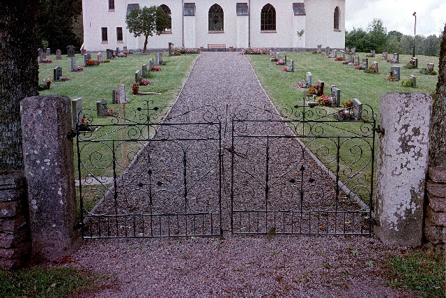 Tiarps kyrkogård smidesgrindar i södra kyrkogårdsmuren. Negnr 01/280:21