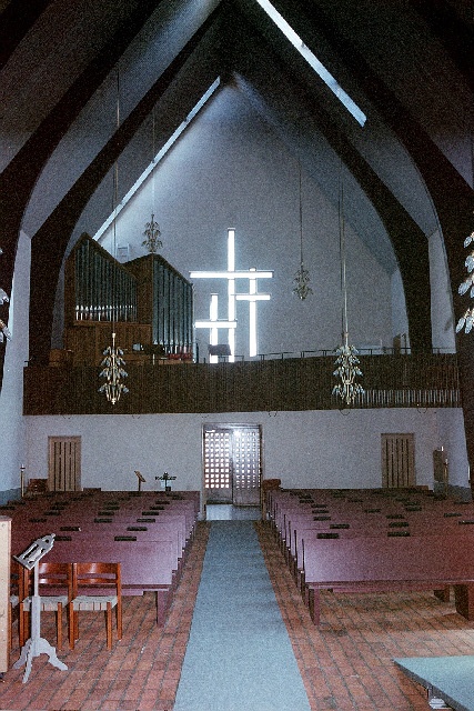 Mössebergs kyrka interiör östparti med bänkar och orgelläktare. Negnr 01/275:31a