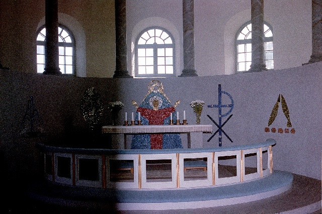 Slöta kyrka interiör altare, altarring och väggutsmyckning. Negnr 01/276:7