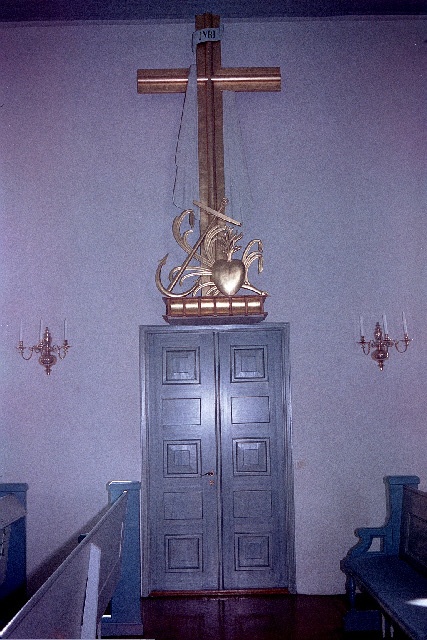 Slöta kyrka interiör äldre altarkors över södra ingången. Negnr 01/276:10