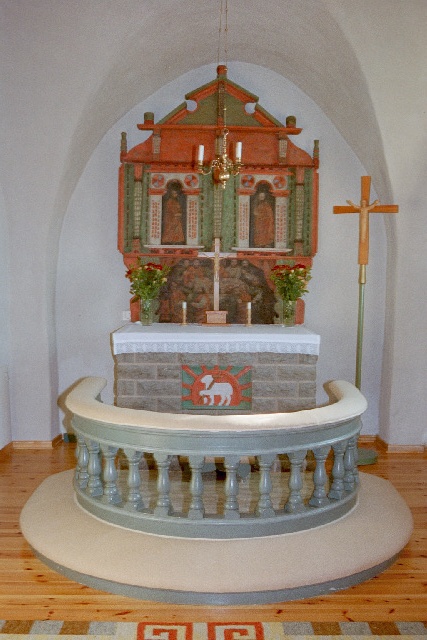Luttra kyrka interiör altare, altaruppsats och altarring. Negnr 01/282:20a