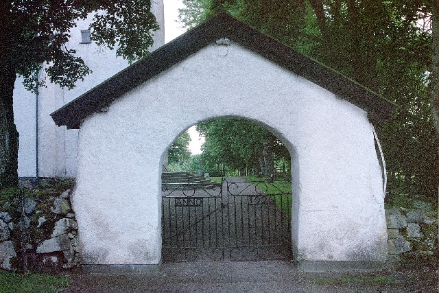 Kinneveds kyrkogård stiglucka med smidesgrindar i norra muren. Negnr 01/274:24a