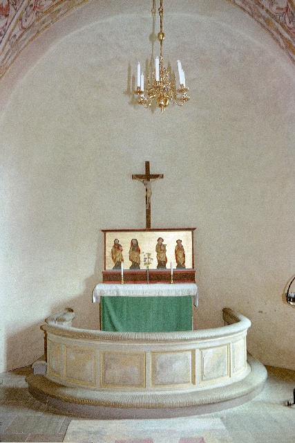 Kinneveds kyrka interiör altare, altaruppsats och altarring. Negnr 01/274:13a