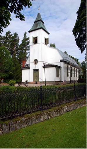 Högbo kyrkas långhus byggdes 1777, tornet 1824 och
utbyggnaderna på var sida om entrén 1949. Tornhuven
och nuvarande färgsättning tillkom på 1910-
talet.
