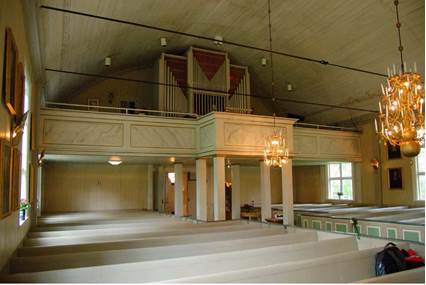 Orgeln från 1970 är tydligt
modern men ansluter ändå till
läktaren med sina rektangulära
former.