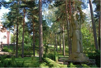 Kyrkparken med statyn över
Sankt Staffan i mitten bildar en
skogslik oas mitt i samhället.