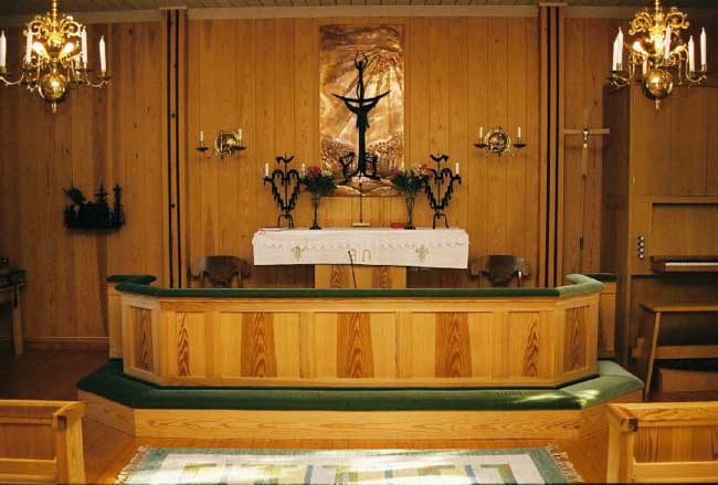 Interiör, altaret och altarring.