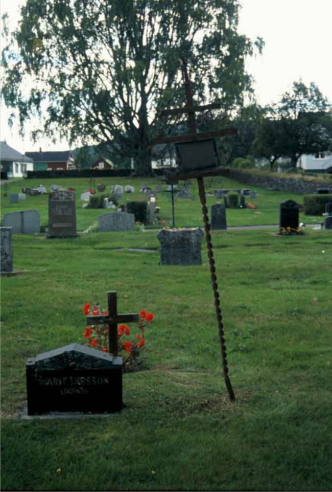 Smitt kors på den äldre delen av kyrkogården. 