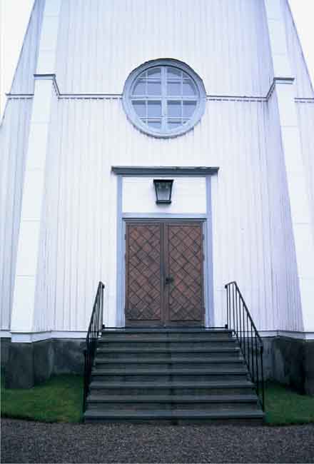 Södra Finnskoga kyrka, huvudentré i väster.