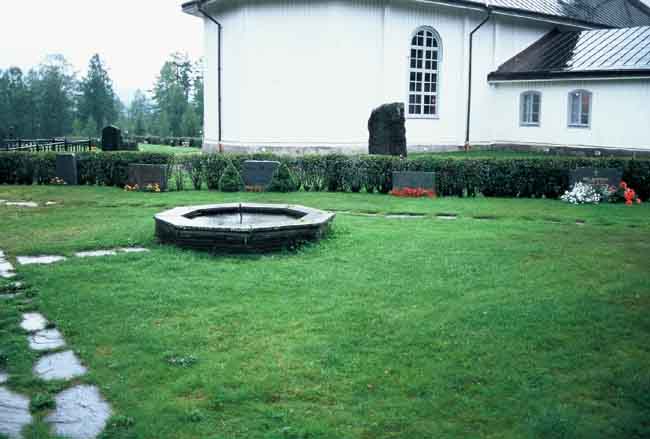 Södra Finnskoga kyrka, kyrkogården.