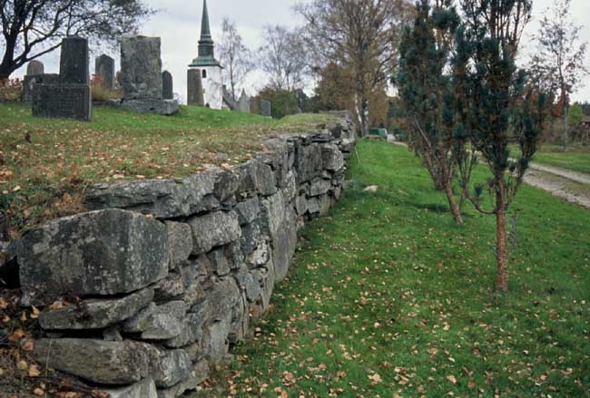 Stenmur vid gamla kyrkogården.