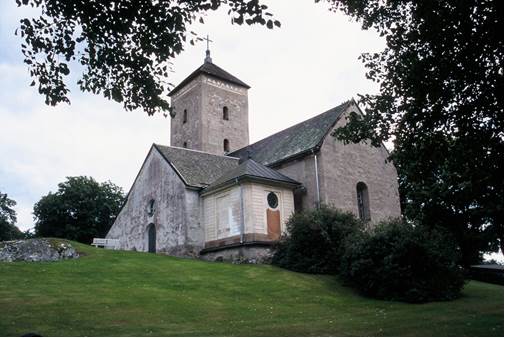 Kyrkan från nord-väst. Det jenningska gravkoret tillfogat det norra kapellet.