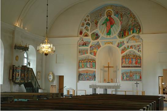 Koret med den dominerande altartavlan av Vallman och predikstolen som flyttades med från den gamla kyrkan.