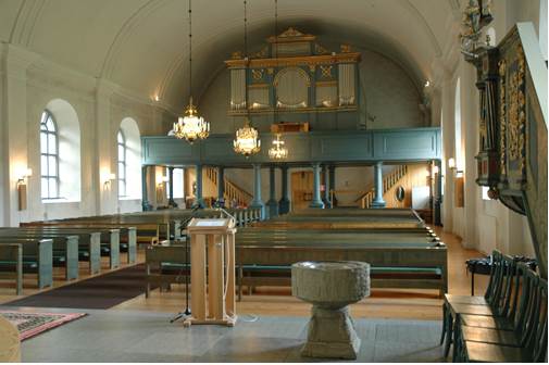 Läktaren med orgeln är den inredning som är bevarad från den nyklassicistiska kyrkan.