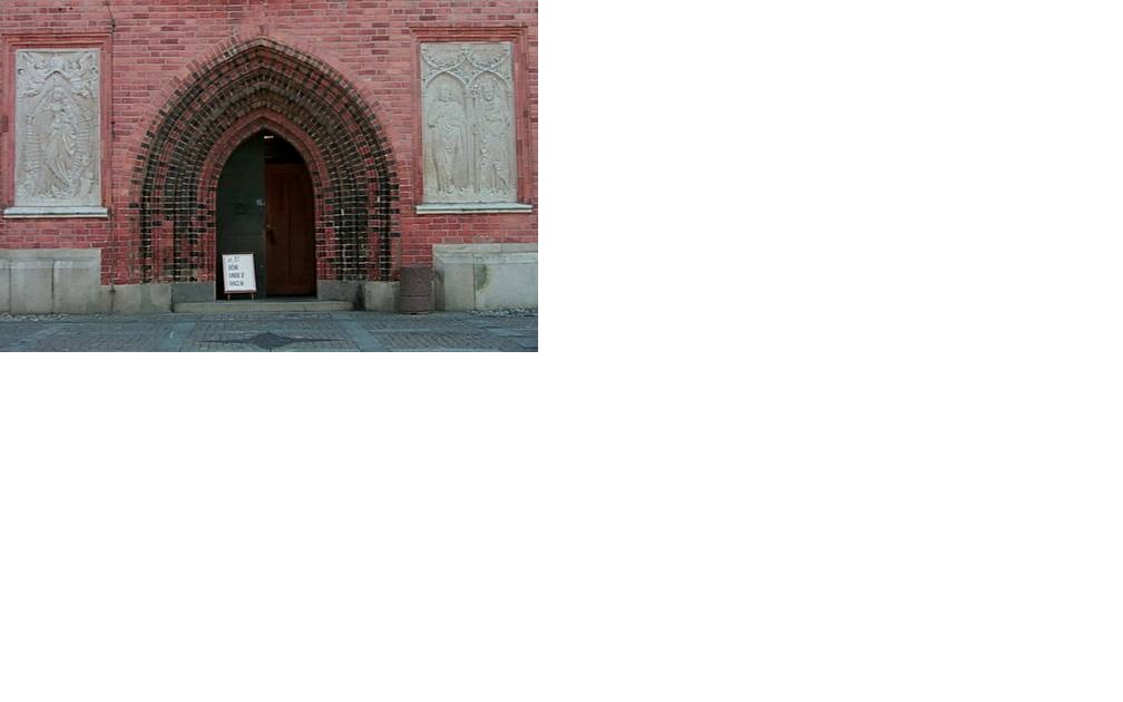 Västportalen dekorerades med glaserat tegel 1896-98. 

Digitalfoton Rolf Hammarskiöld

