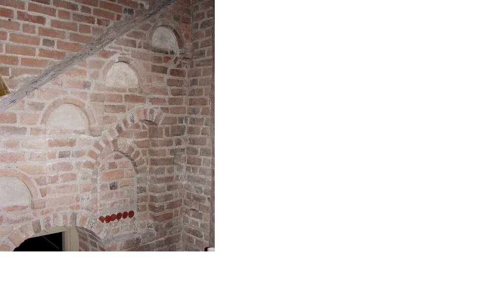 De medeltida murverken mot vapenhusets trappuppgång torde vara en rest av 1240-talets fasad - Digitalfoton Rolf Hammarskiöld