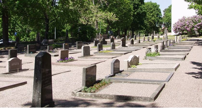 Götlunda kyrkogårds två södra gravkvarter - kanske på väg att bli unika   