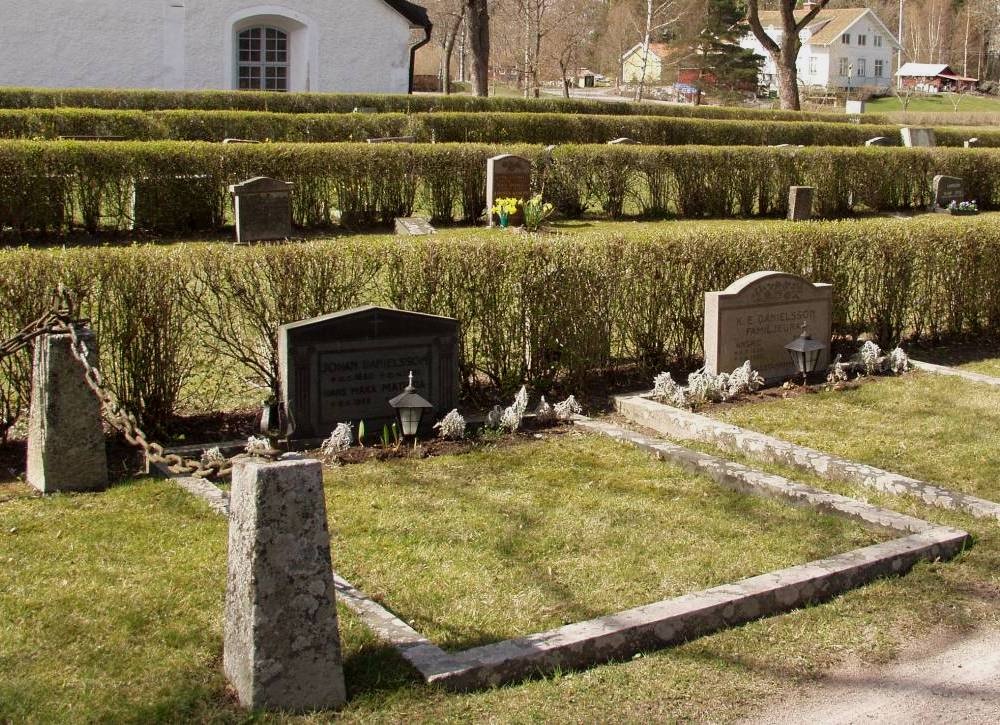 På östra delen av kyrkogården finns gravar med bevarade stenramar, fast gräsytor på 1950-talet ersatte de grusbäddar som fanns förut. 

Digitalfoto Rolf Hammarskiöld
