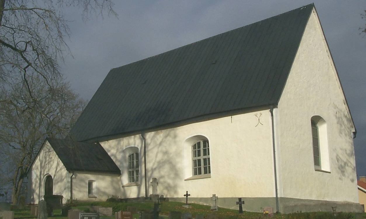 Svedvi kyrka är uppförd på en kulle, delvis brant sluttande och delvis terrasserad. Långhuset är medeltida, murat av gråsten och med ett brant plåttäckt sadeltak. Sakristia finns utbyggd mot norr och i söder ett tegelmurat vapenhus från 1897.  

Murarna förstärktes med dragjärn under 1600- 1700 och 1800-talen. Fönsteröppningarna utvidgades till nuvarande form och storlek 1771, dess snickerier är från 1897. 

Digitalfotografier Svensk Klimatstyrning AB