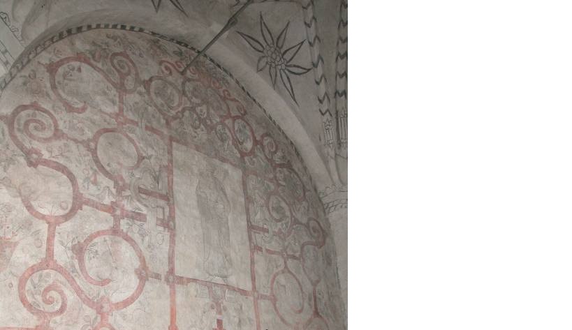 Väggarna runt koret dekorerades 1611 med de kalkmålningar som skildrar Jesu livsträd, vilka ännu till stor del finns kvar. Kyrkorummets övriga kalkmåleri tillkom successivt under hela 1600-talet.