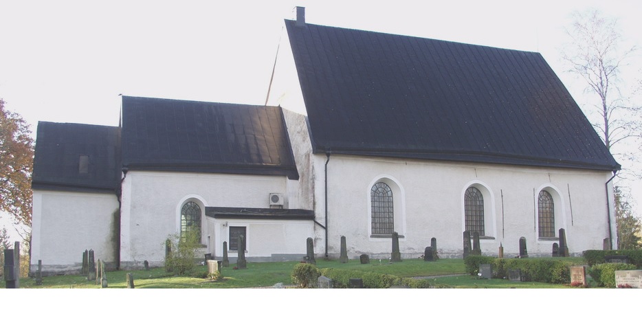 Kyrkans norra sida.
Kyrkan bestod först av ett romanskt långhus med ett lägre och smalare kor. Dessa delar är idag kor och sakristia 