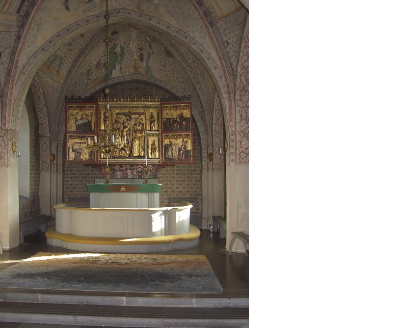 Interiör kyrkorummet. Altaret

Korets kryssvalv har kvar mer av medeltida målningar än övriga kyrkorummet, medan väggarna är helt täckta med schablonmålningar från 1909-10. Altaret har tegelmurad kärna och utanpå denna en spegelindelad panel, liksom altarringen i rokokostil. På altaret är uppställt ett rikt förgyllt altarskåp med enkla flygeldörrar.

Altarskåpets mittparti upptas av en skulpterad framställning av Kristi nedtagande från korset. Altarringen från 1709 moderniserades märkbart då textilklädseln byttes 1968. Digitalfotografier Rolf Hammarskiöld 