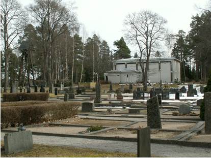 Ljusne begravningsplats med fridhemskyrkan i bakgrunden