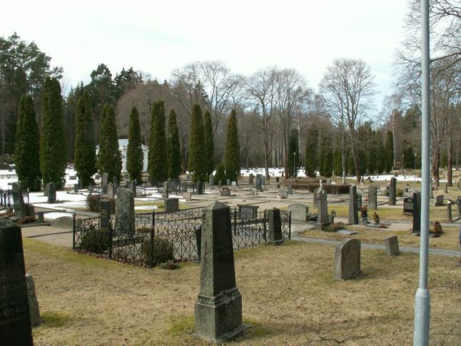 Kyrkogården med delar av den äldre kyrkogårdsdelen. Här syns även an bit av cypressallén