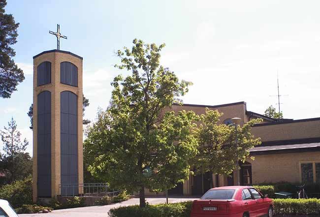 Sankt Lukas (Kallhälls) kyrka och klocktorn.