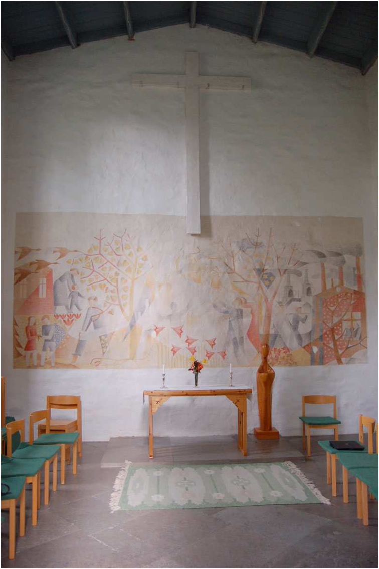 Det numera fristående altarbordet under 1952 års fresk samt 1944 års innertak. Det diskret infärgade korset framträdde sannolikt tydligare då kupolens takfönster släppte in naturligt ljus ovanifrån.