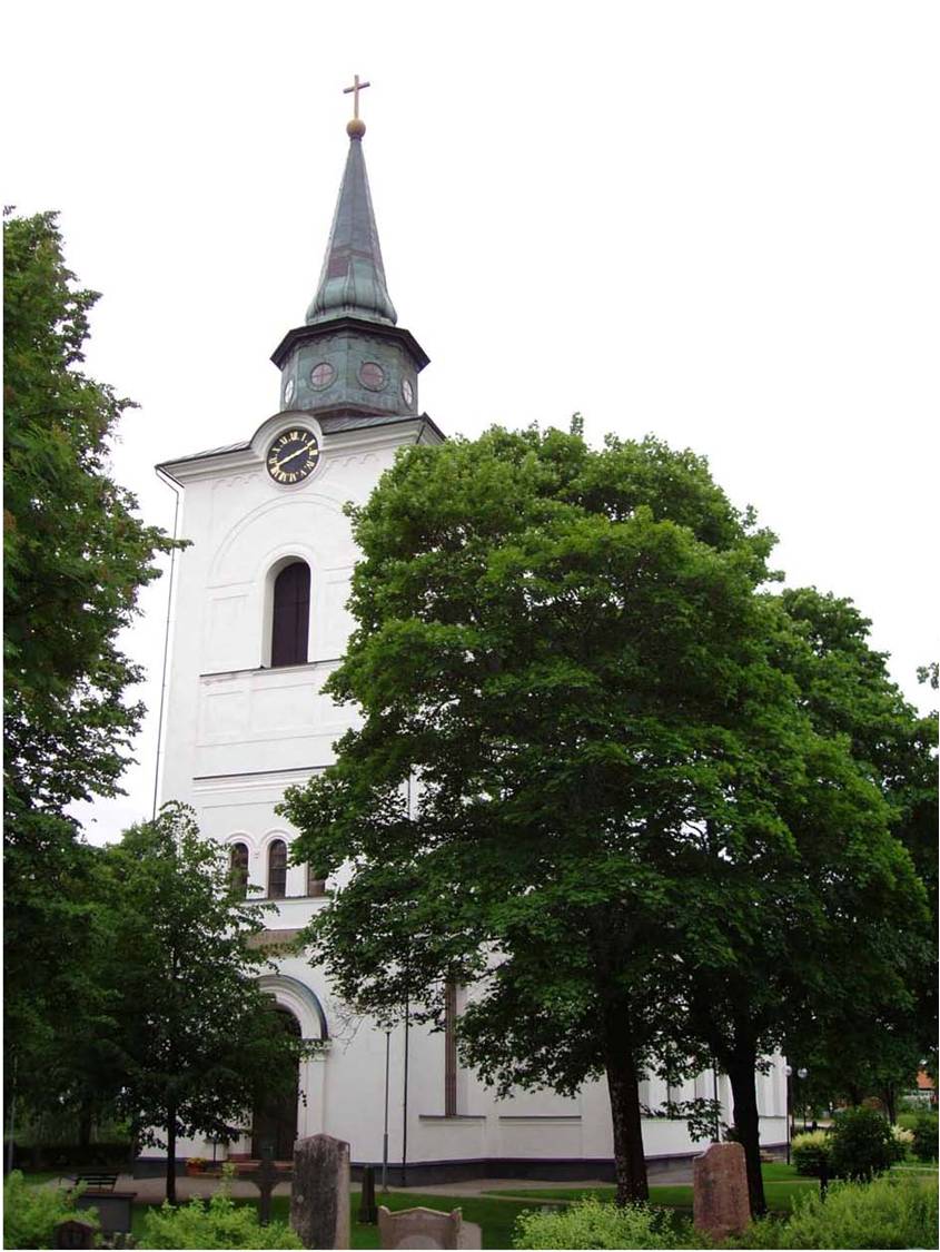 Kyrkans exteriör med torn på norra sidan. 