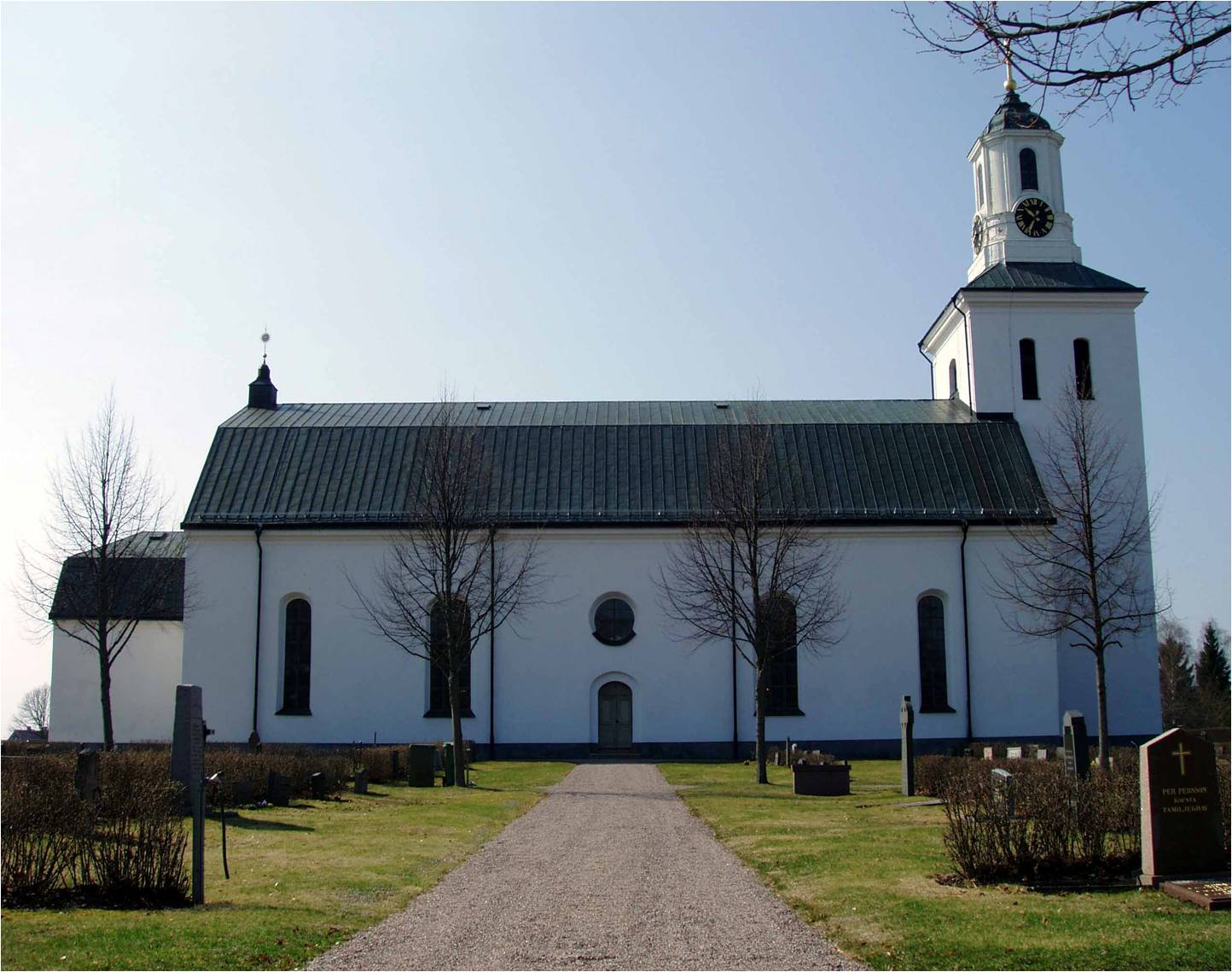 Hedesunda kyrkas norra fasad. 