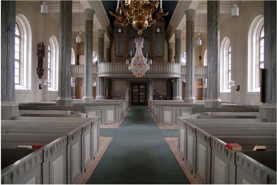 Orgelläktarens mittendel byggdes ut vid renoveringen på 1930-talet, och 1970 underbyggdes läktaren vilket kan skymtas bakom pelarna på båda sidor av mittgången