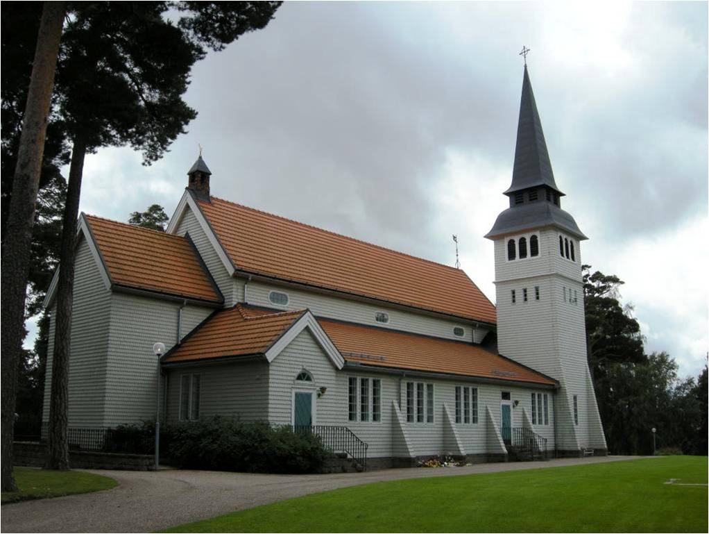 Norra fasaden med det utbyggda koret längst till vänster i bild. 