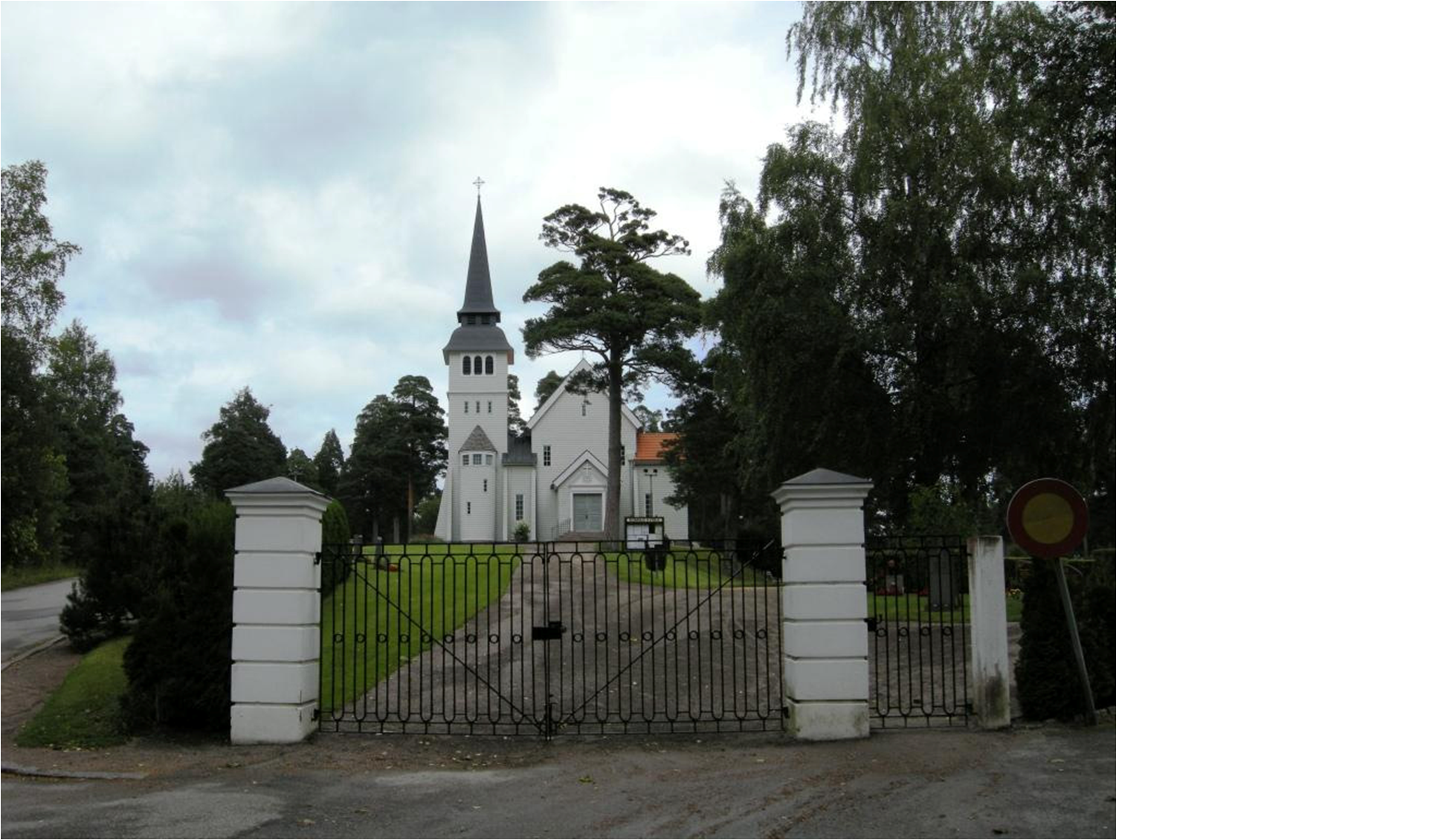 Bomhus kyrka sedd från kyrkogårdens västra ingång