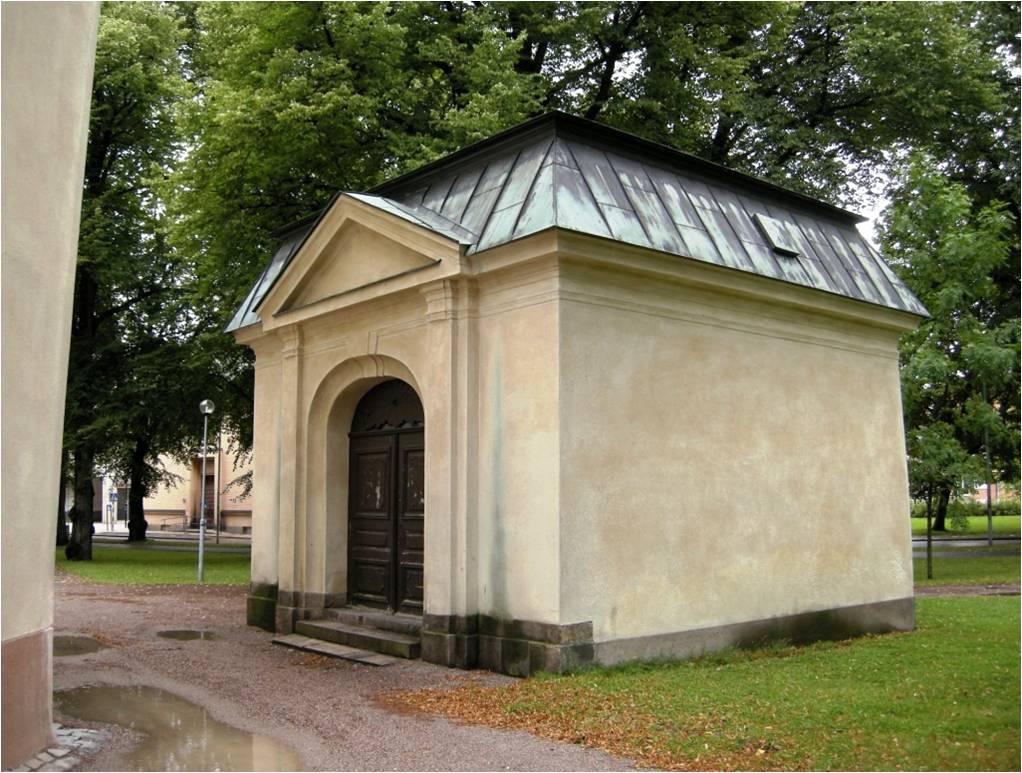 Brändströmska gravkoret med klassicistiskt entréparti på västra fasaden. 