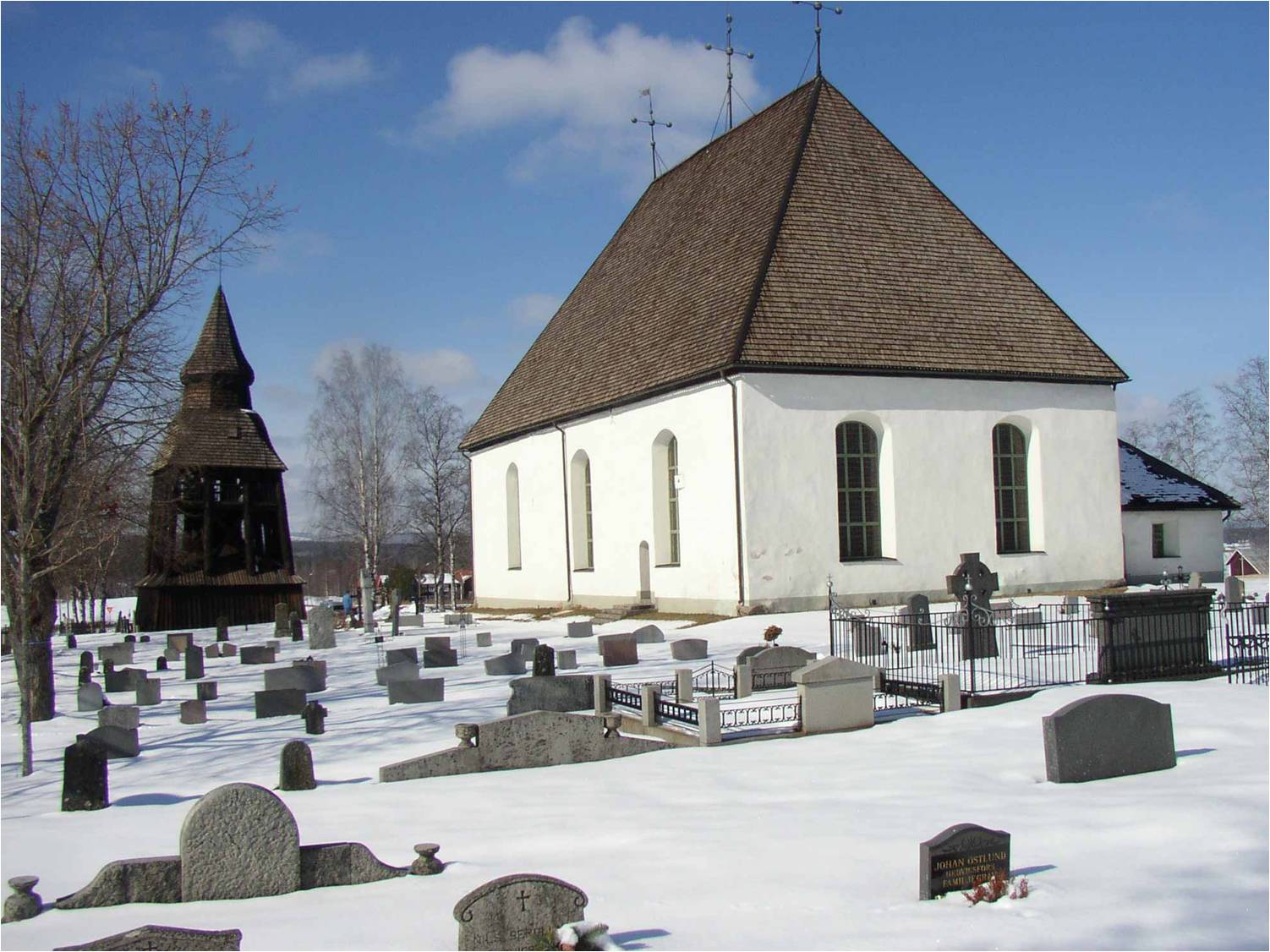 Bjuråkers kyrka och klockstapel från sydost. 